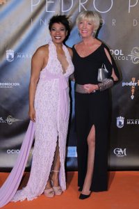 Yuleis, organizadora de los premios en España, junto a Jill Lindberg.